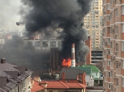 В Краснодаре горит завод, эвакуированы сотрудники