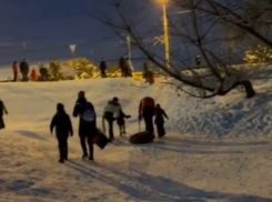Река с нечистотами чуть не унесла в Кубань детей, катающихся с горки в Краснодаре 