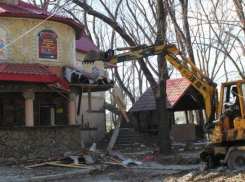  В краснодарском парке трактор разрушил кафе «Рандеву» 