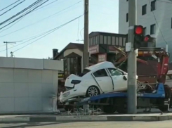 В Краснодаре 23-летний водитель «Мазды» протаранил  столб и магазин