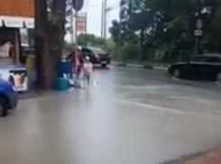  Момент падения ребенка в канализационный люк в Сочи попал на видео 