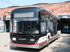 Детали со старых машин: власти объяснили появление в Краснодаре 32-летнего троллейбуса