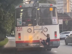 Опасное приключение малолетнего зацепера попало на видео в Краснодаре 