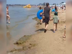 Туристы в Анапе продолжают плавать вопреки предупреждениям о шторме