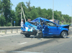  Маршрутка на выезде из Краснодара протаранила оставленную посреди дороги машину 