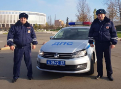 Лейтенанты Косиненко и Денисенко спасли роженицу, застрявшую в жуткой краснодарской пробке