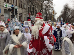  Тысячи Дедов Морозов и Снегурочек устроили парад в центре Краснодара 