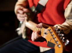 Владение гитарой и роялем помогает краснодарцам зарабатывать больше