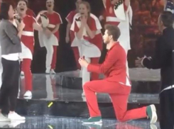 Мужчина прервал церемонию открытия Всемирного фестиваля молодежи в Сочи предложением руки и сердца