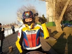 Мотоциклистка чуть не сбила детей на тротуаре в краснодарском парке