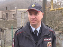 Сочинский полицейский вынес из горящего дома несколько членов многодетной семьи