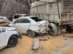 Водитель грузовика погиб, протаранив 10 авто на Кубани