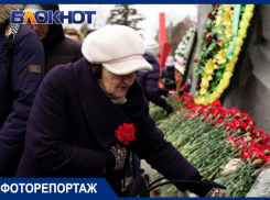 С гордостью и болью в сердцах: кадры возложения цветов к мемориалу жертвам фашистского террора в Краснодаре
