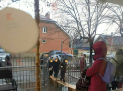 Ученики по скамьям пробирались по затопленному подходу к гимназии Краснодара