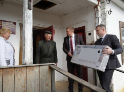 Глава Апшеронского района подарил ветеранам обогреватель вместо проведения отопления