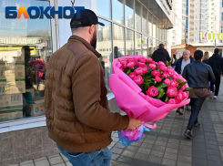 Краснодарцы создали праздничные пробки возле цветочного рынка 