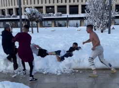 Битва тиктокеров: у парка «Краснодар» парни в вечерних платьях подрались с кавказцами