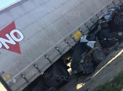 Под Новороссийском в ДТП с фурой и легковушкой погибли двое мужчин 