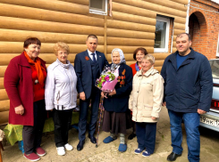 Депутат Анашкин поздравил с 95-летием ветерана ВОВ и вручил юбилейную медаль