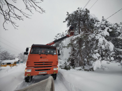 92 бригады энергетиков устраняют последствия сильнейшего в истории метеонаблюдений снегопада на Кубани и в Адыгее