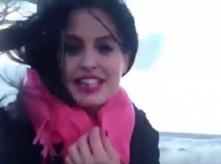 В Сочи девушку накрыло волной, когда она делала селфи