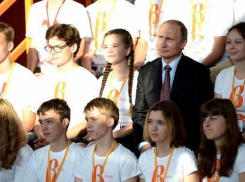 Дети показали Владимиру Путину как проверить колбасу на наличие мяса