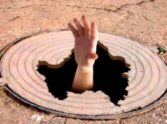 На Кубани 13-летняя девочка провалилась в канализационный люк