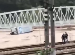 Об мост в Туапсе разбило грузовой прицеп