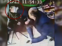 Житель Майкопа накинулся с кулаками на продавщицу за просьбу надеть маску