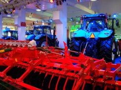 Гостей «Югагро» в Краснодаре встречали роботы и неоновые тракторы
