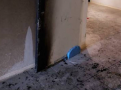 Неизвестный поджег дверь в многоэтажке Краснодара