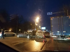 В Краснодаре перед мостом на улице Суворова столкнулись три машины