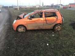  Женщина из-за скользкого асфальта вылетела с дороги в Динском районе 