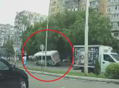 В Краснодаре водитель маршрутки отвлекся от дороги и снес дерево