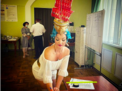 Девушка-корабль объяснила свой поход на выборы в Анапе в необычном наряде 