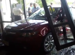 «Сходили за хлебушком»: две машины влетели в пекарню в Лабинске