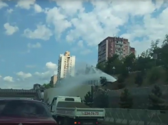  Фонтаном чистой воды затопило улицу в Сочи 