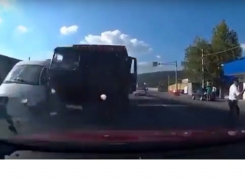 В Сети появилось видео ДТП зерновоза и семи легковушек в Новороссийске