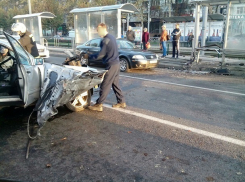 В Краснодаре «Мерседес» врезался в остановку 