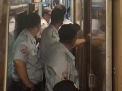 «В тесноте, да не в обиде»: уезжающих из Сочи полицейских пихали по 8 человек в купе