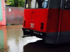 В Краснодаре из-за дождя встали троллейбусы и трамваи 