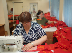 Знамя героев в Краснодаре собирают из 3 тысяч лоскутков с именами участников ВОВ