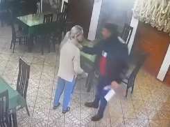 Напавшего на официантку кубанского депутата исключили из «Единой России»