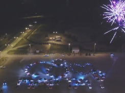 В Новороссийске мужчины выложили поздравительную надпись машинами и запустили салюты в честь праздника