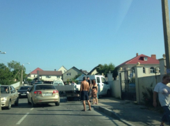 В Новороссийске бетономешалка снесла шесть легковушек
