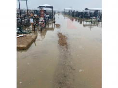 До могил не добраться: в Краснодаре затопило кладбище