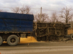 На трассе под Новороссийском перевернулся зерновоз