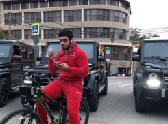 В Краснодаре «Мажор» перекрыл улицу, чтобы прокатиться на велосипеде с «Гелендвагенами»