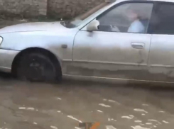 Краснодарское озеро: в поселке Российском плывут машины