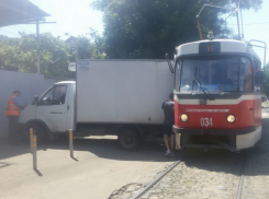  «ГАЗель» врезалась в трамвай в Краснодаре: общественный транспорт «встал» 